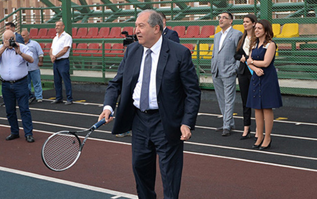 Erməni prezident bu dəfə tələbələrlə tennis oynadı – Video