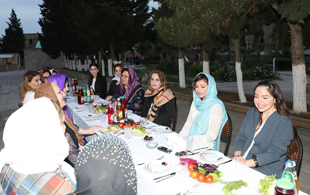 Mehriban Əliyeva qızı ilə iftar mərasimində – Fotolar