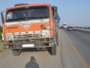 Maşını “KamAZ”la toqquşan sürücü öldü