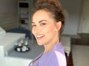 Fahriye Evcen gülərək verdiyi pozlarla “İnstagram”ı silkələdi – FOTO