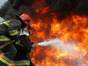 Сотрудники МЧС потушили пожар в жилом доме в Сумгайыте