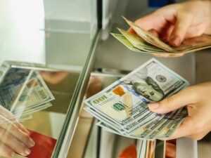 Azərbaycanda banklar dollar alışını kəskin azaldıb