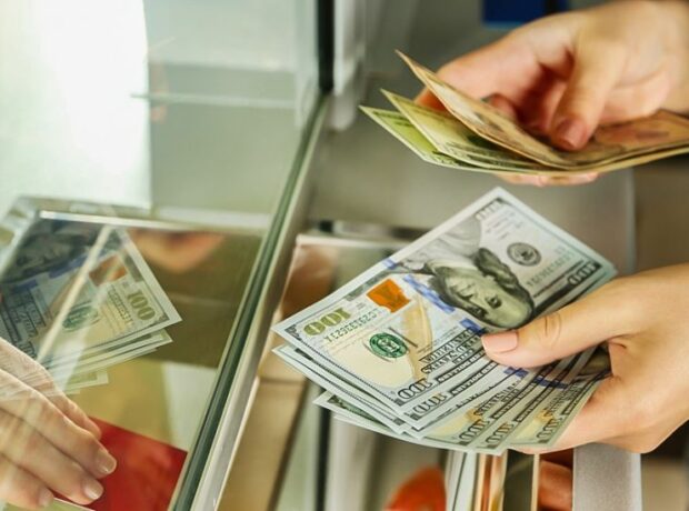 Azərbaycanda banklar dollar alışını kəskin azaldıb