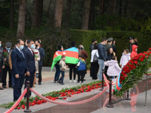 Azərbaycan İlahiyyat İnstitutunun kollektivi və tələbələr ümummilli lider Heydər Əliyevin məzarını və Şəhidlər Xiyabanını ziyarət edib