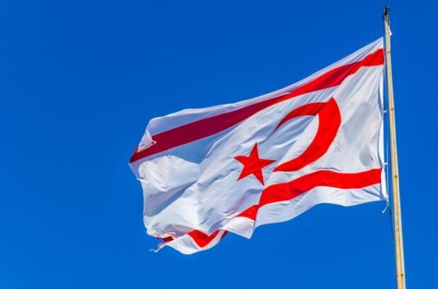 Kiprli türk alpinist Birkan Uzun Antarktida zirvəsində KKTC bayrağını dalğalandırır
