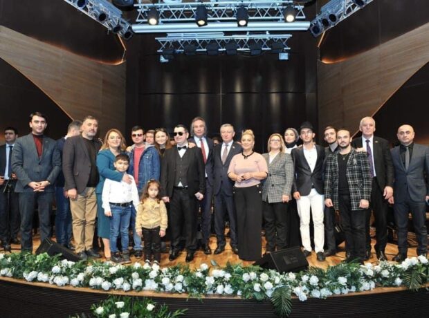 Görmə imkanı məhdud müğənninin konserti keçirildi – Fotolar