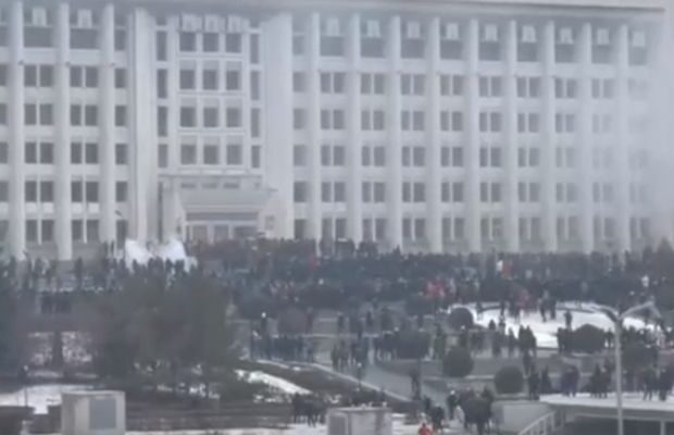 Almatıda bələdiyyə binasına hücum edildi – VİDEO