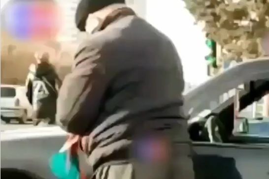 Azərbaycanda taksi sürücüsü maşınını bayrağımızla sildi – VİDEO