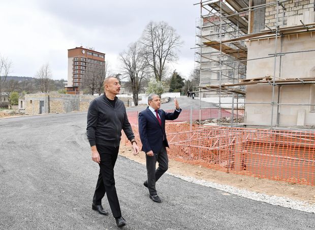 Prezident Şuşada inzibati binanın əsaslı təmiri ilə tanış oldu – FOTO