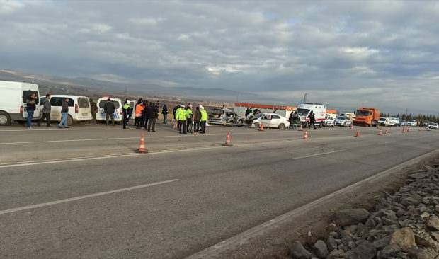 Bakı-Sumqayıt yolunda avtobus beton arakəsməyə çırpılıb, ölən və yaralananlar var – FOTO