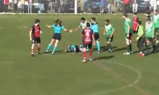 В Аргентине футболист ударил женщину-арбитра (видео)