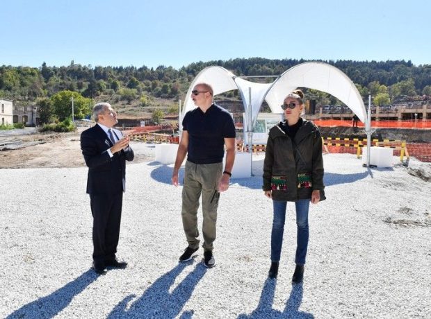 Prezident və Mehriban Əliyeva Şuşada yeni yaşayış kompleksində aparılan tikinti işləri ilə tanış oldular – YENİLƏNDİ