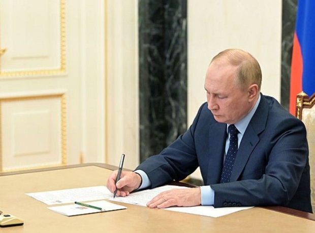 Putin Ukrayna regionları ilə bağlı müqavilələri təsdiqlədi