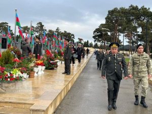 Müdafiə Nazirliyinin zabit heyəti Zəfər Günü ilə bağlı İkinci Şəhidlər xiyabanını ziyarət etdi