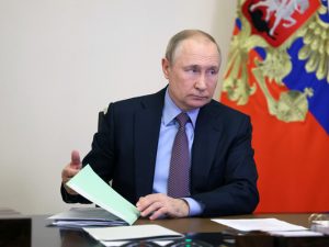 LGBT təbliğatının qadağan edilməsi və yeni yaşayış minimumu: Putin hansı qanunları imzalayıb?