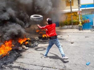 Polis baş nazir Henrinin Haitidəki şəxsi iqamətgahına hücum edib