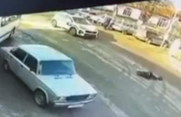 DYP avtomobilinin piyadanı vurduğu qəzanın videosu