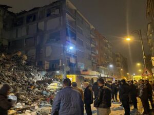 Türkiyədə zəlzələ zamanı bir neçə bina çöküb, ölənlər var – Beynəlxalq yardım üçün müraciət edildi