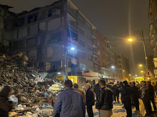 Türkiyədə zəlzələ zamanı bir neçə bina çöküb, ölənlər var – Beynəlxalq yardım üçün müraciət edildi