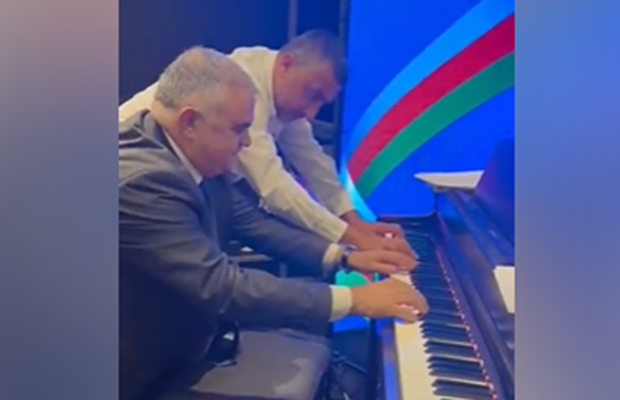 Deputat İsraildə piano ifa etdi – VİDEO