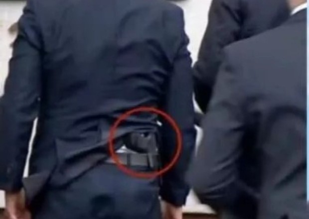 Belində silah daşıyan nazir görün kimdir – FOTO