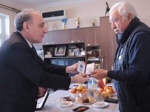 Kamran Əliyev İlyas İsmayılovla görüşüb, medal təqdim edib