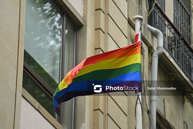 Paytaxt sakinləri heyrətdə: “Landmark Hotel Baku”nun qarşısında LGBT bayrağı ucaldıldı – FOTO