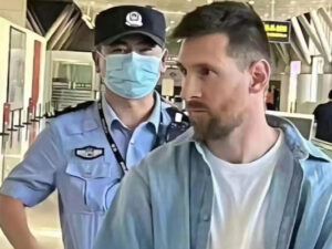 Messi Pekin aeroportunda saxlanıldı – Foto