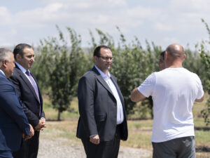 Nazir Məcnun Məmmədov Ağstafada təsərrüfatlara baş çəkib, Həzi Aslanov qəsəbəsinin sakinləri ilə görüşüb