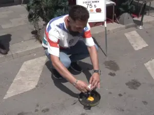 İstanbulda günəşin altında tavada yumurta bişirdilər