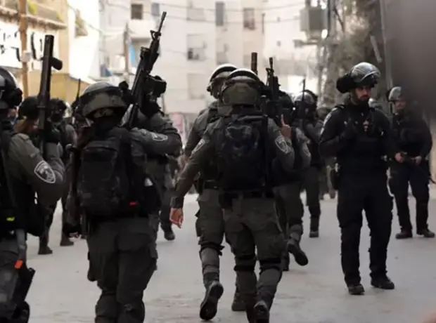 İşgalci İsrail gücleri onlarca Filistinliyi gözaltına aldı!