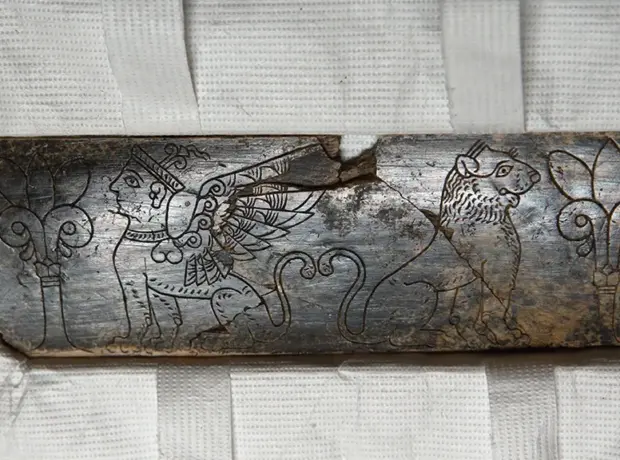 Sfinks şəklində oyma olan 2800 illik fil sümüyü