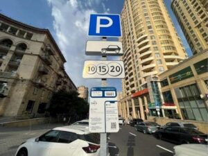 Paytaxtda avtomobillər qanunsuz park edilərək tıxac yaradır – VİDEO