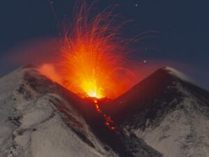 Etna dağı yenidən kül və lava səpdi