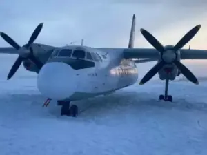 Pilot sərnişinləri buzlu çaya endirdi