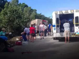 Tur avtobusu və yük maşını toqquşdu: Çoxlu ölü və yaralı var