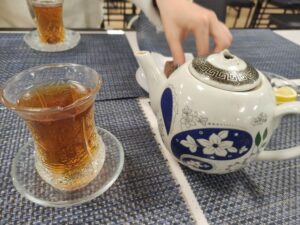 Hava limanında sərnişinlərə 8 manata qırıq stəkanda çay verdilər
