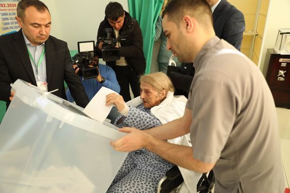 102 yaşlı Fatma Səttarova səs verdi