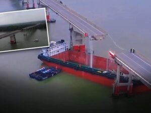 İnanılmaz qəza! Konteyner gəmisi nəqliyyat vasitələrini suya saldı