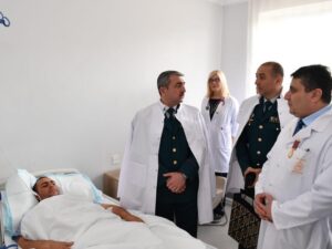 Elçin Quliyev yaralı hərbçimizi ziyarət etdi – FOTOLAR