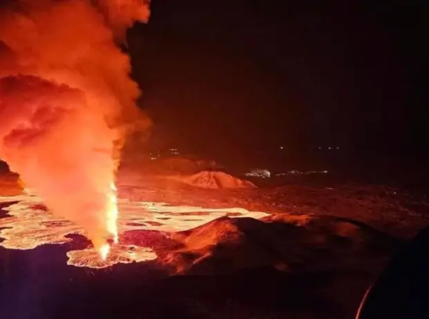 İslandiyada vulkan püskürdü: Kamerada axan lava