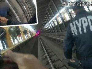 O, metro relslərinə yıxıldı, polis onu son anda xilas etdi