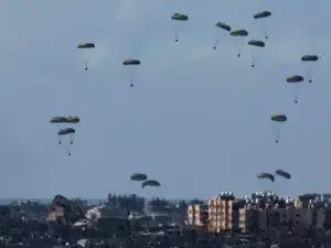 Yardım paketi Qəzzada dinc əhalinin üzərinə düşüb… Ölənlər və yaralananlar var