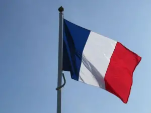 Fransanın Ukraynaya qoşun göndərmək fikri üçrəngli bayraqlara bükülmüş tabutlarla başa çatır