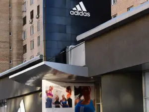 Adidas bu ili xalis zərərlə bağladı