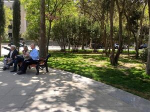 Elmlər Akademiyasının qarşısındakı parkda oturacaqlar yoxa çıxdı