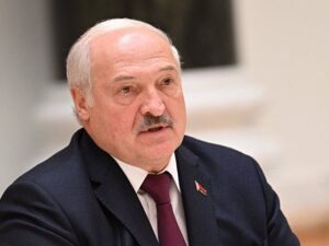 Azərbaycan və Belarus prezidentləri Şuşada gülləbaran edilmiş heykəllərə baxıblar