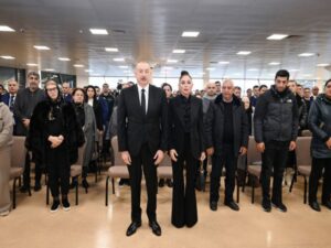 Prezident İlham Əliyev təyyarə qəzasında həlak olan ekipaj üzvlərinin vida mərasimində iştirak edib – FOTO – YENİLƏNDİ