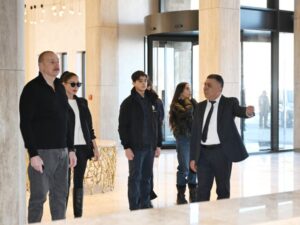 Prezident İlham Əliyev Şahdağ Turizm Kompleksində yerləşən “Lakeside” hotelində aparılmış işlərlə və “Xizək klubu” binasının tikintisi ilə tanış olub – YENİLƏNDİ – FOTOLAR