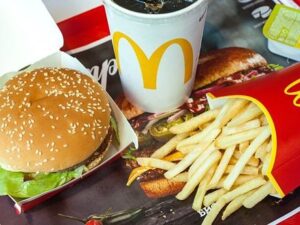 “McDonald’s”da ölüm hadisəsi: təhlükəli infeksiyaya yoluxdular-Video